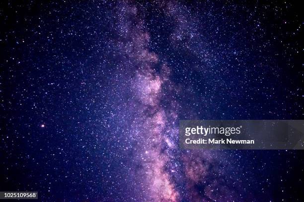 milky way - galaxy background imagens e fotografias de stock