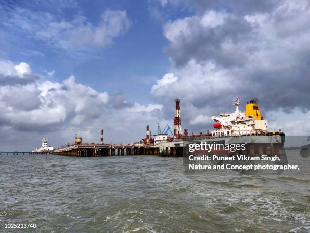 a crude import and export terminal via jetty - oil tanker stock pictures, royalty-free photos & images