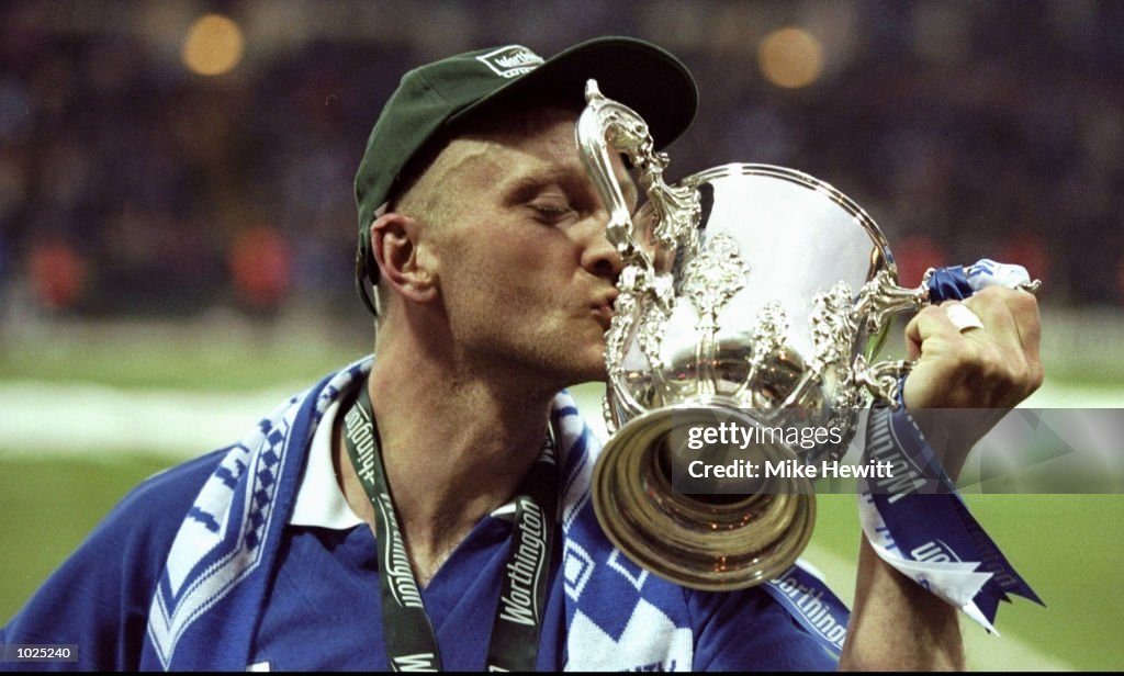 Matt Elliott of Leicester City kisses the cup