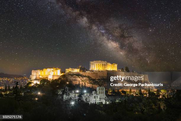 milky way over the acropolis of athens, greece - athens acropolis stockfoto's en -beelden