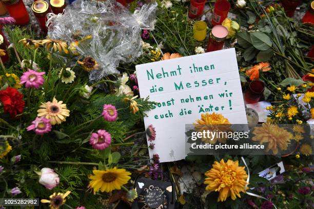 Saxony, Chemnitz: A piece of paper with the sentence "Take their knives, otherwise we will take your offices" lies at the scene between numerous...