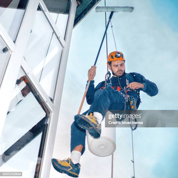 laveur de carreaux - descente en rappel photos et images de collection