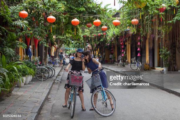straßen von vietnam - cycling vietnam stock-fotos und bilder