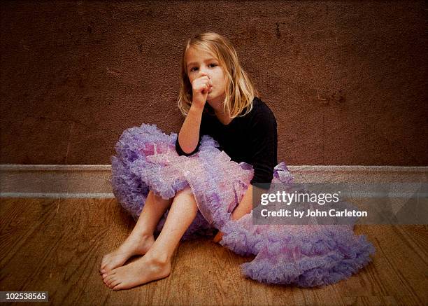 purple pettiskirt girl - chuparse el pulgar fotografías e imágenes de stock