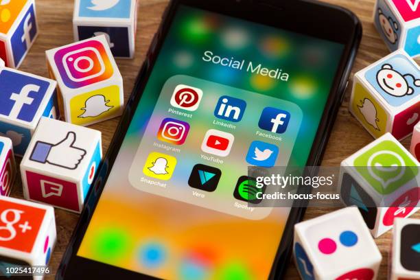 sociale media kubussen - the media stockfoto's en -beelden
