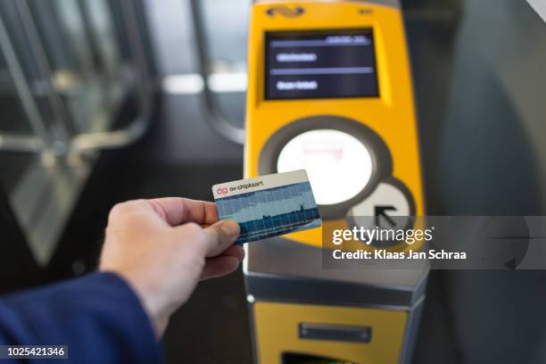 openbaar vervoer checkin bij treinstation in nederland - train ticket stock pictures, royalty-free photos & images