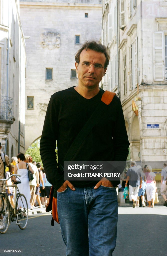 Newspaper Besson L'écrivain Philippe Besson se promène, le 04 août 2005, dans les rues ...
