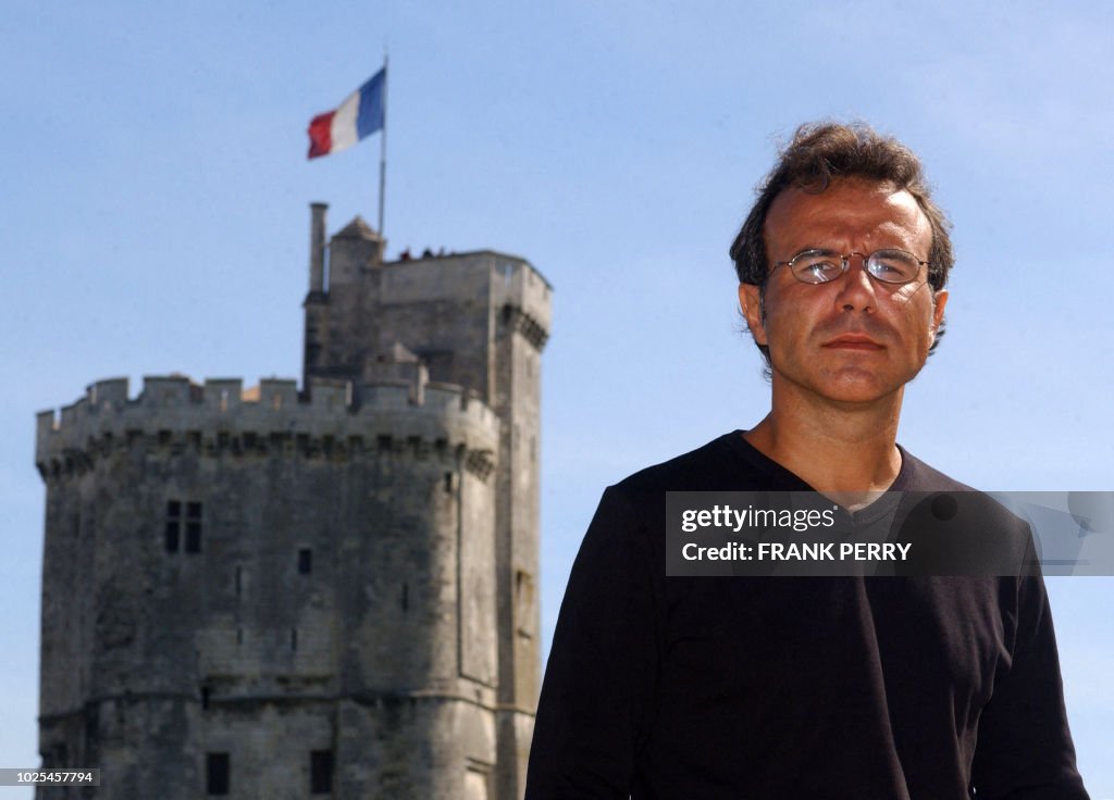 L'écrivain français Philippe Besson se promène, le 04 août 2005, près ...