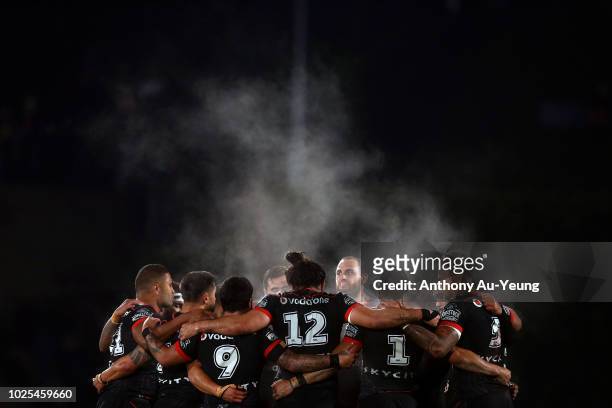 The Warriors gather around for a huddle during the round 25 NRL match between the New Zealand Warriors and the Canberra Raiders at Mt Smart Stadium...