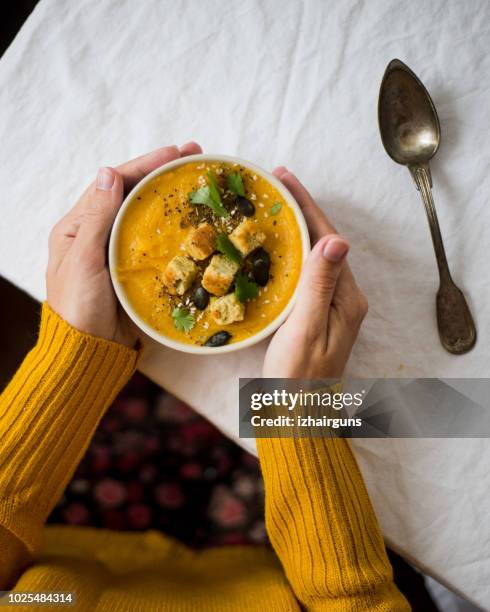 portie geroosterde-pompoen soep in een witte kom - crouton stockfoto's en -beelden