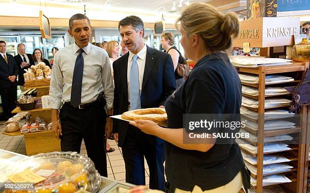 President Barack Obama shops for kringles with Racine Mayor John Dickert at the O&H Danish Bakery in Racine, Wisconsin, June 30, 2010. AFP PHOTO /...