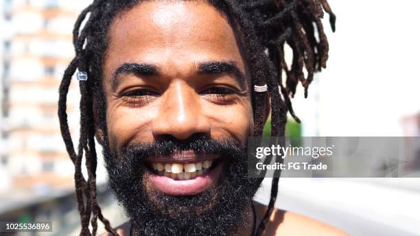 retratos de hombres rastas brasileño en el minhocao, sao paulo, brasil - jamaiquino fotografías e imágenes de stock