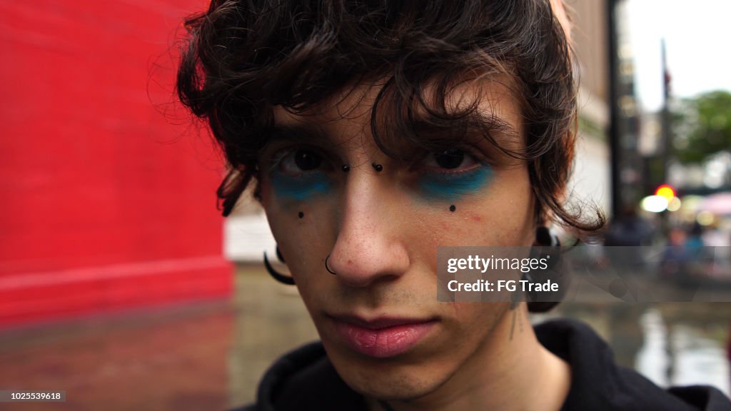Retrato de los hombres jóvenes de estilo de vida alternativo