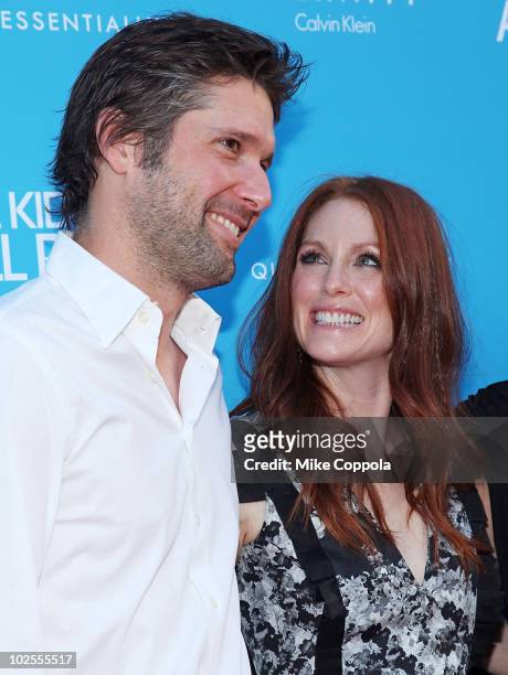Actress Julianne Moore and Bart Freundlich attend the premiere of the "Kids Are All Right" at Landmark's Sunshine Cinema on June 30, 2010 in New York...