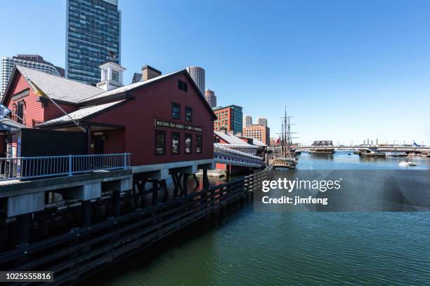 der innenstadt von boston - boston tea party ships stock-fotos und bilder