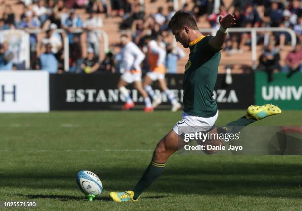 Handre Pollard of South Africa attempts a conversion during a match between Argentina and South Africa as part of The Rugby Championship 2018 at...