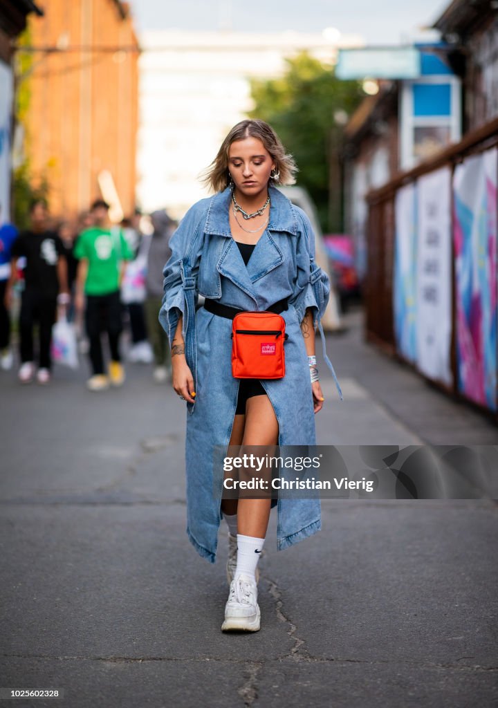 Permuta cebra La oficina Ines Rovira wearing denim coat, red fanny bag, Nike socks, sneakers...  Fotografía de noticias - Getty Images