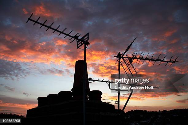 chimney and television aerial in sunset - televisieantenne stockfoto's en -beelden