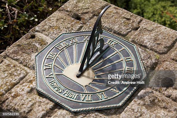 sundial with tempus fugit (tiem flies) - zonnewijzer stockfoto's en -beelden