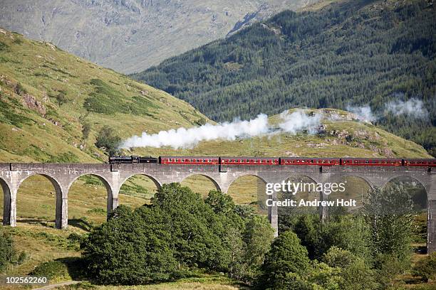'jacobite' steam engine on glenfinnan viaduct - train à vapeur photos et images de collection