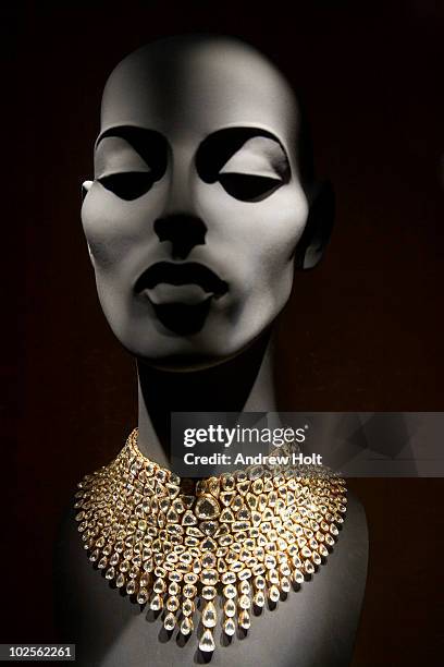 stylised mannequin and diamond necklace - diamanten ketting stockfoto's en -beelden