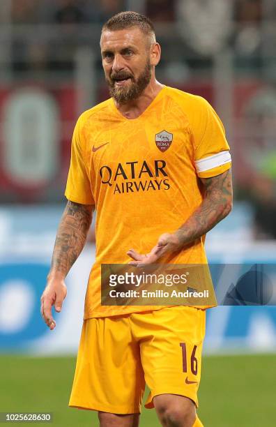 Daniele De Rossi of AS Roma looks on during the serie A match between AC Milan and AS Roma at Stadio Giuseppe Meazza on August 31, 2018 in Milan,...