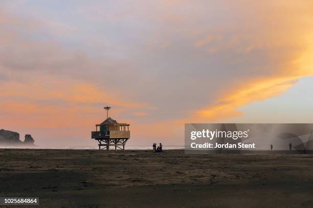 bethells beach surf lifesaving, te henga, new zealand. - new zealand beach house fotografías e imágenes de stock