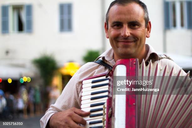 roma, itália: acordeonista no campo de fiori (close-up) - accordionist - fotografias e filmes do acervo