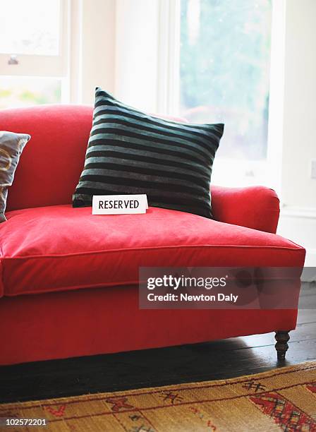 reserved sign on sofa - panneau espace réservé photos et images de collection