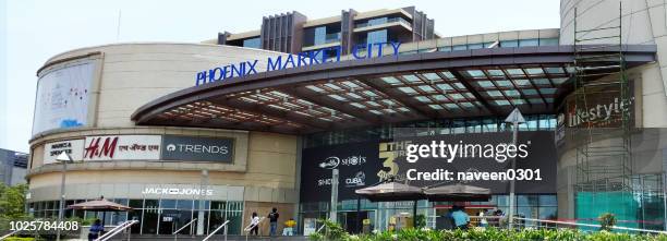 phoenix market city shopping mall in pune, indien - pune city stock-fotos und bilder