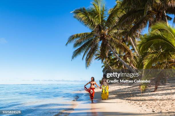 local polynesian girls on the beach, rarotonga, cook islands - rarotonga fotografías e imágenes de stock