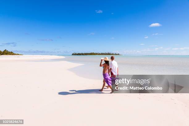 tourist couple on honeymoon island, aitutaki, cook islands - south pacific ocean fotografías e imágenes de stock