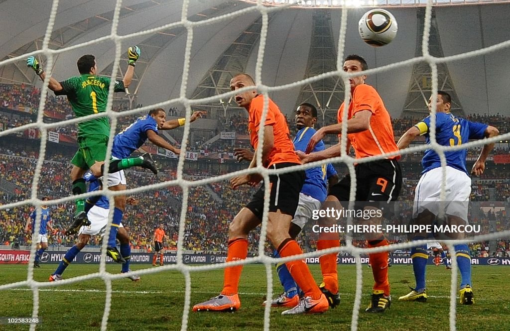 Netherlands' striker Robin van Persie (2