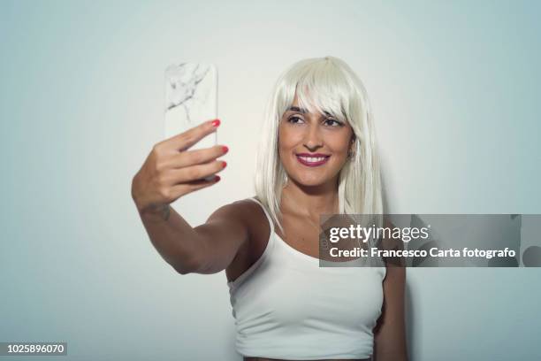 selfie - frau blond perücke stock-fotos und bilder