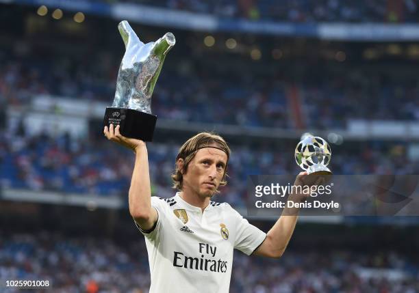 Luka Modric of Real Madrid celebrates with his 2017/18 UEFA Men's Player of the Year award before the La Liga match between Real Madrid CF and CD...