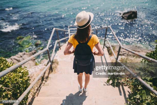 mujer joven en vacaciones en la playa - bulgaria fotografías e imágenes de stock