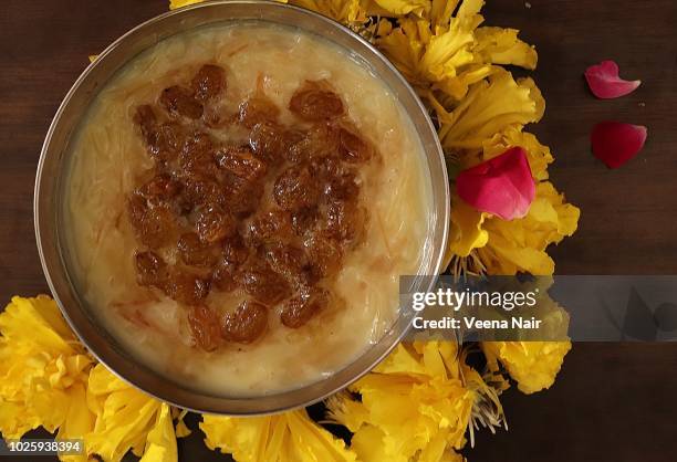 vermicelli pudding/kheer in a bowl and marigold flowers - vermicelli stock-fotos und bilder