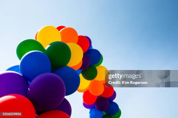 pride rainbow ballons arch horizontal with sky - pride événement lgbtqi photos et images de collection