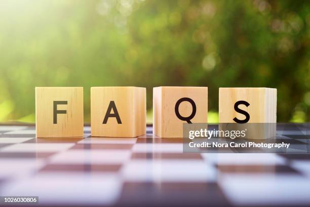 faqs text on wooden block - pregunta y respuesta fotografías e imágenes de stock