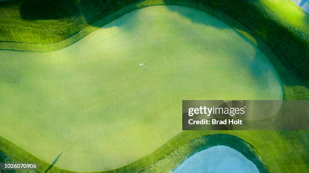 golf greens - green golf course stockfoto's en -beelden