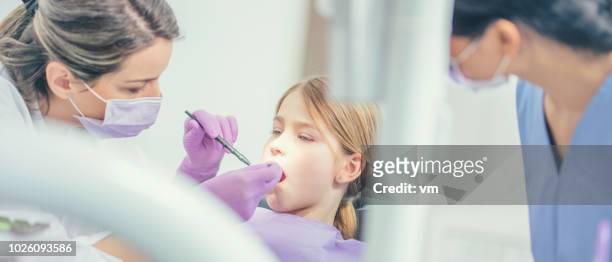 職場の歯科衛生士 - 小児歯科 ストックフォトと画像