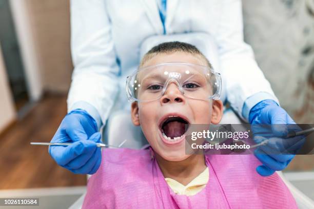 alla ricerca di eventuali problemi - dentista bambini foto e immagini stock