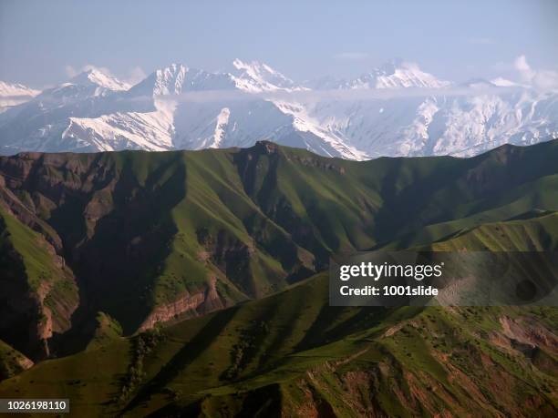 montagnes au tadjikistan - tadjik photos et images de collection