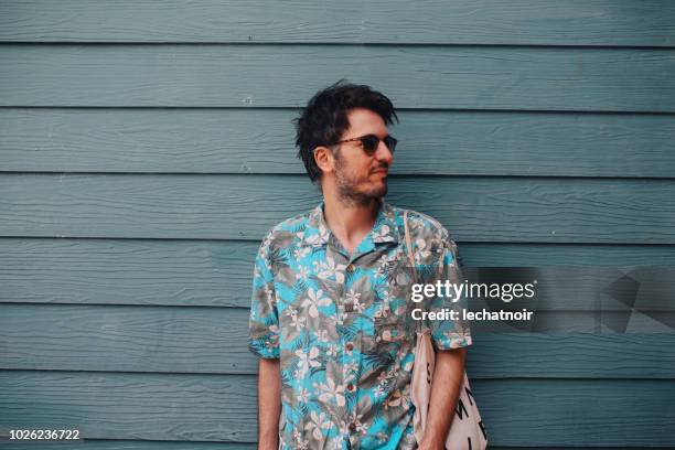 穿著夏威夷襯衫和太陽鏡的年輕遊客的肖像 - hawaiian shirt 個照片及圖片檔