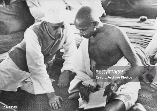 Indian politicians Jawaharlal Nehru and Mahatma Gandhi in conversation at a session of the All India Congress Committee in Bombay, 8th August 1942....