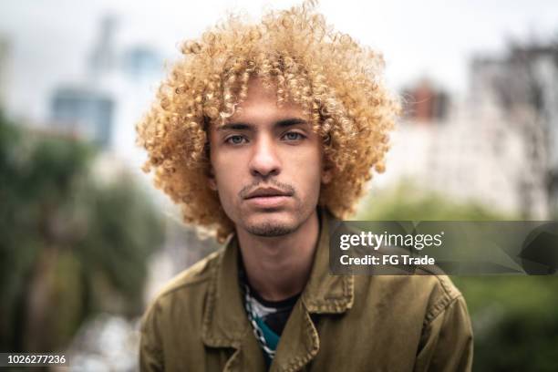 hombres de moda con retrato de pelo rizado - rizado peinado fotografías e imágenes de stock