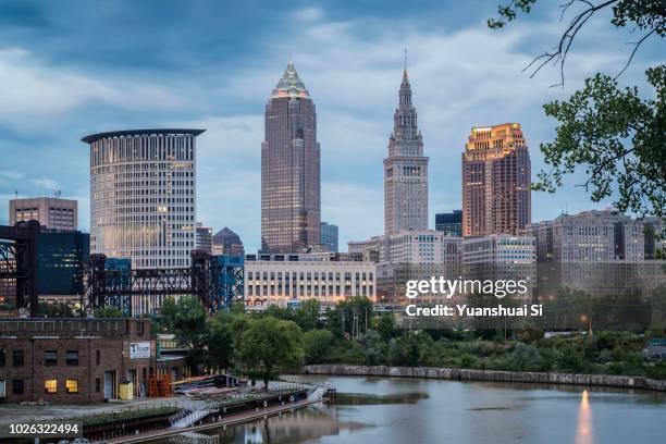 cleveland skyline - cleveland ohio stockfoto's en -beelden