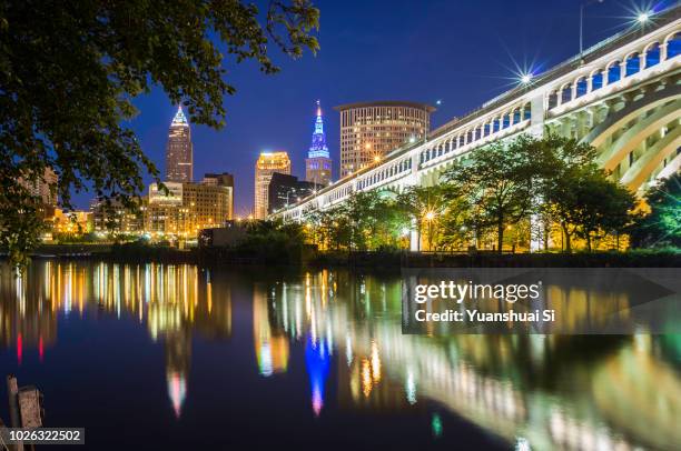 cleveland skyline at night - cleveland ohio skyline stock pictures, royalty-free photos & images