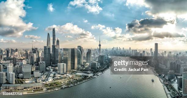 shanghai skyline - rivière huangpu photos et images de collection