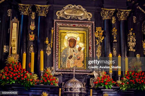 europe, poland, malopolska, czestochowa, monastery of jasna gora, during the marian feast of assumption, black madonna painting of the virgin mary and the christ child - black virgin mary stock pictures, royalty-free photos & images